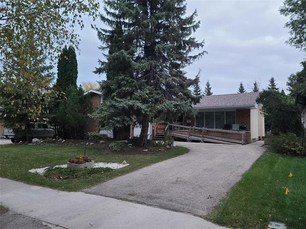 Property Photo:  9 Grandcrest Street  MB R2V 2X3 