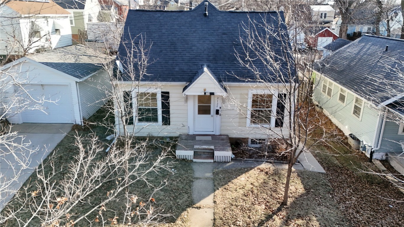 Property Photo:  2127 E Avenue NE  IA 52402 