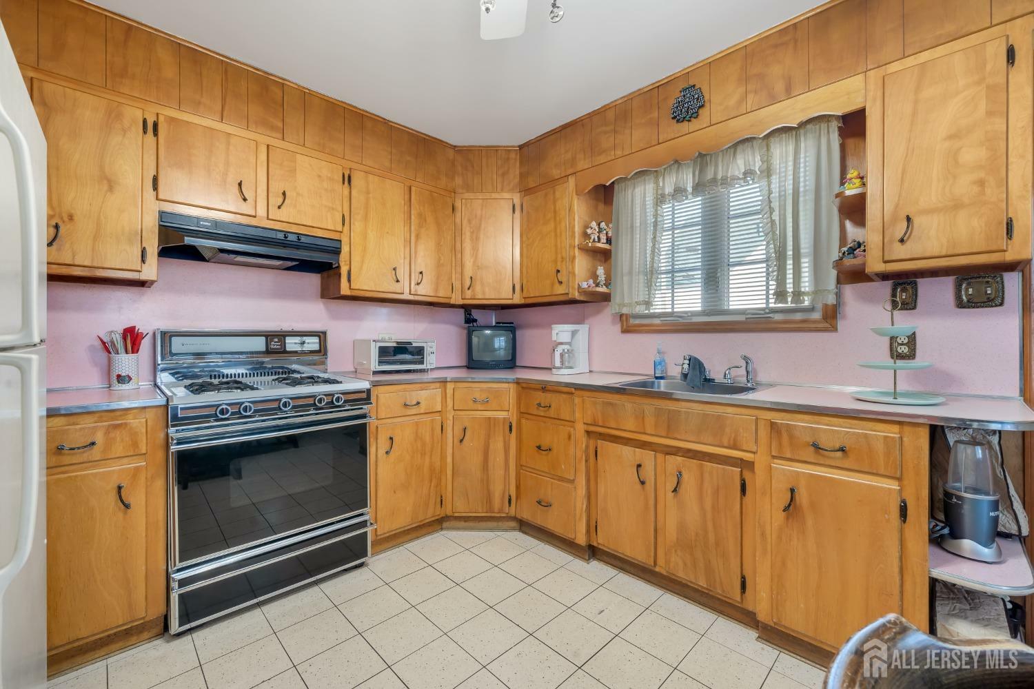 Property Photo:  10 S Elm Street  NJ 08863 