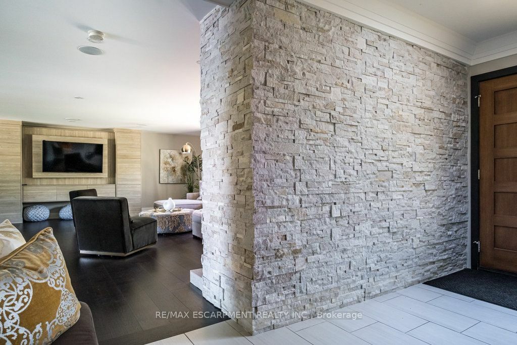 Property Photo:  822 Danforth Pl  ON L7T 1S2 