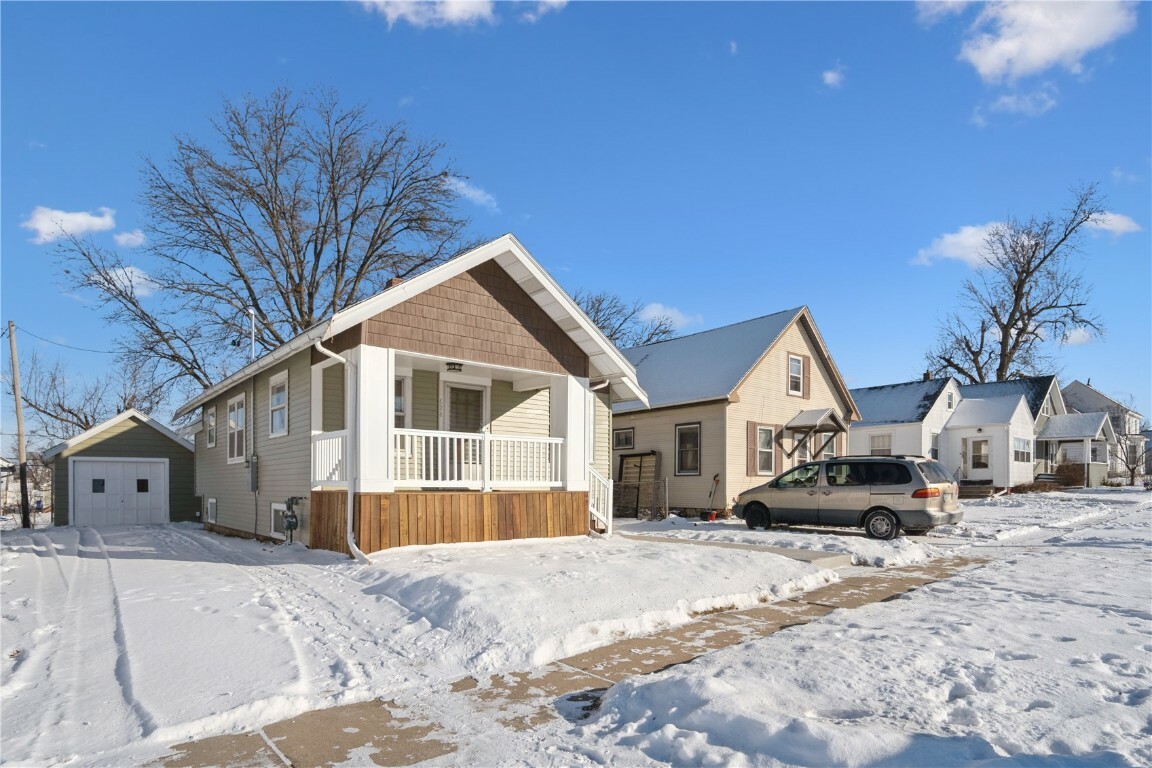 Property Photo:  424 34th Street NE  IA 52402 