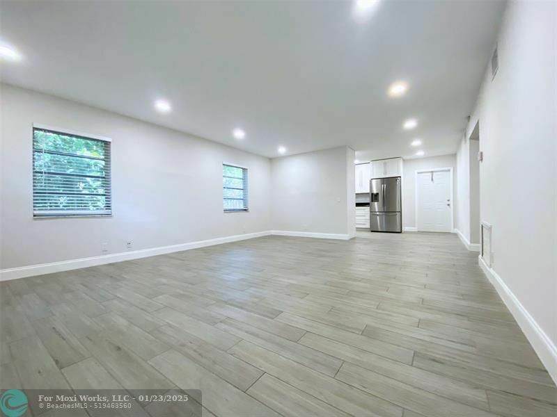 Property Photo:  624 NE 10th Ave 2  FL 33304 