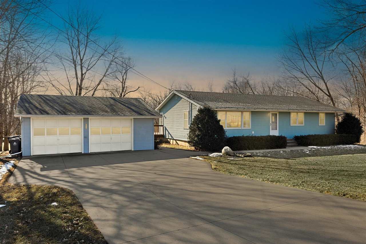 Property Photo:  3721 Crestwood Dr NW  IA 52404 