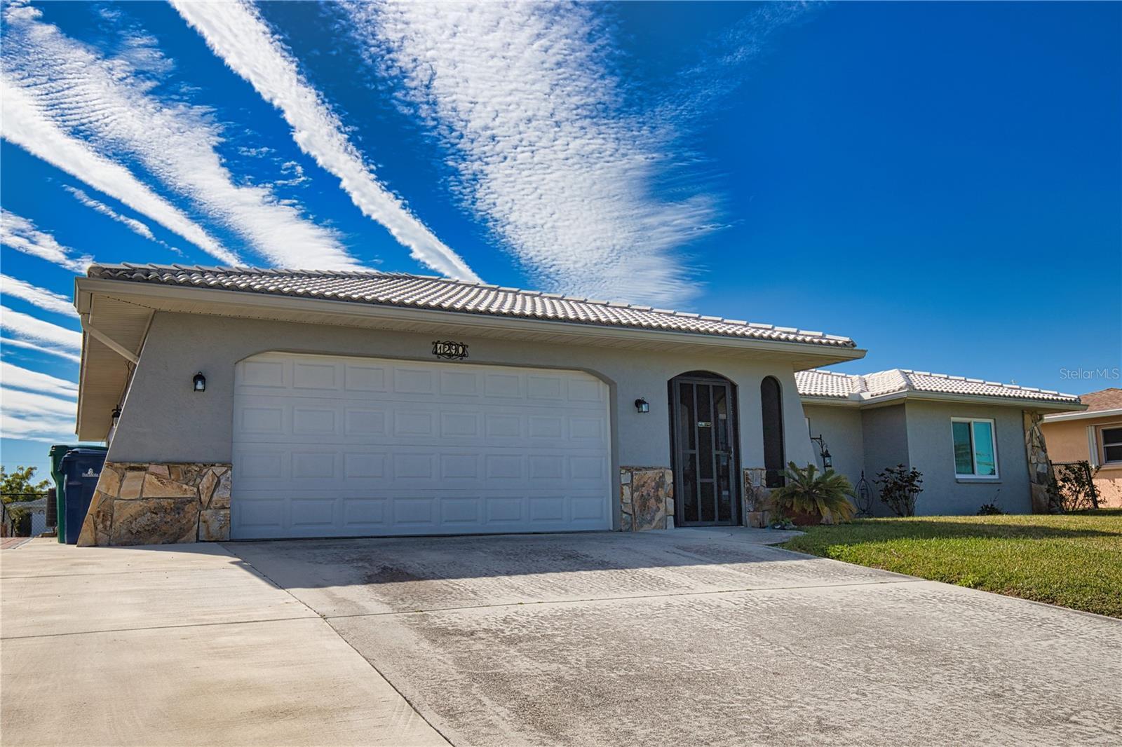 Property Photo: 1290 Cambridge Drive FL 34293