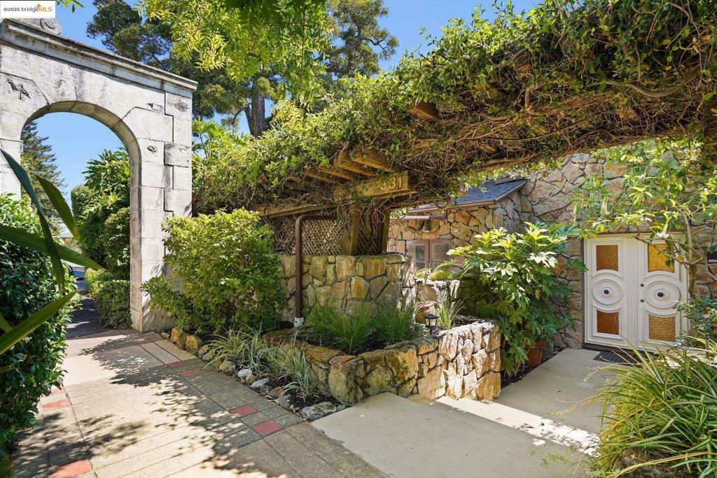 Property Photo: 331 Saint James Dr CA 94611