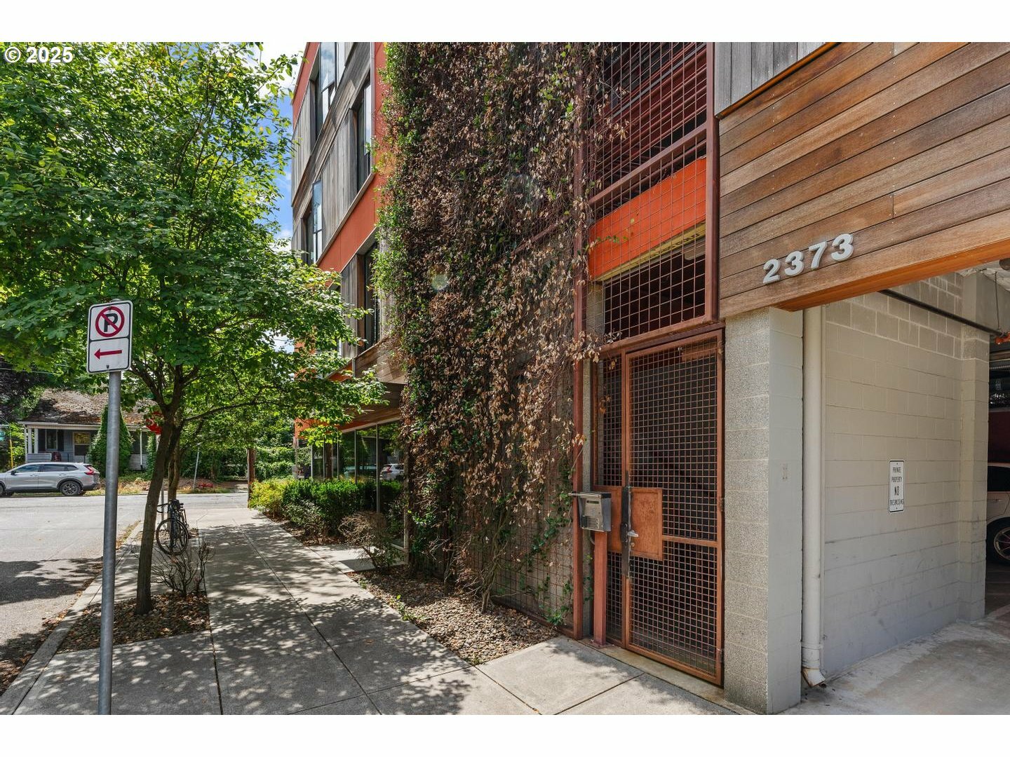Property Photo: 2373 SE 44th Ave 301 OR 97215