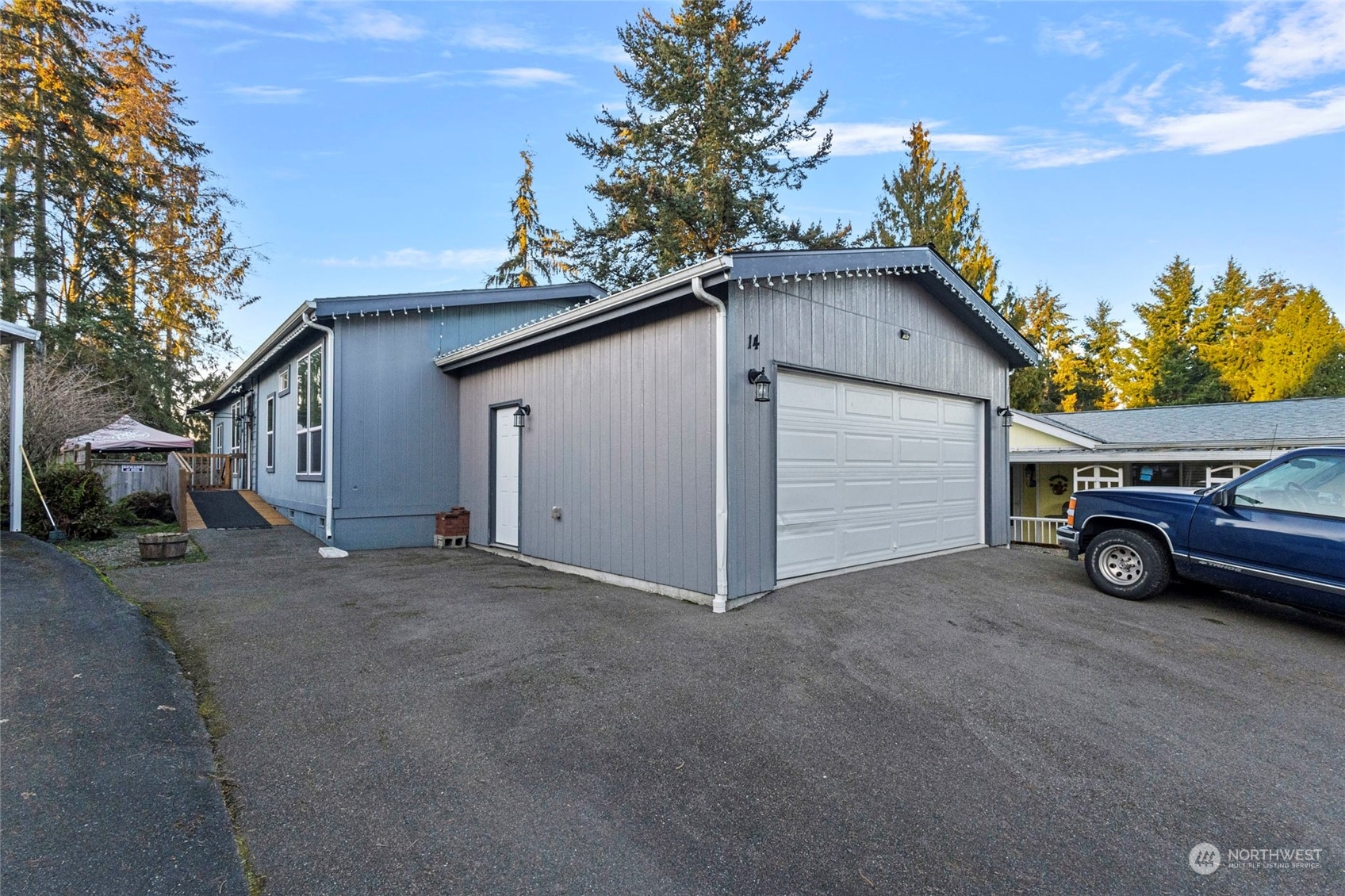 Property Photo:  815  124th Street SW 14  WA 98204 