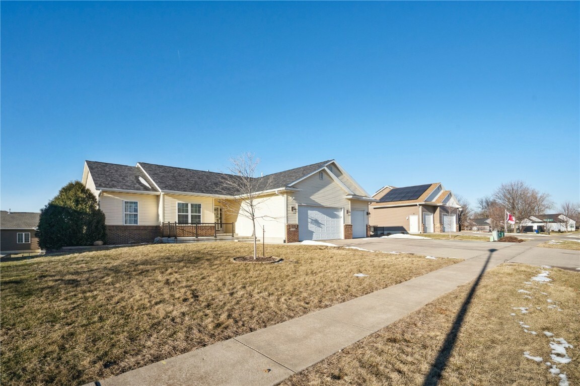 Property Photo:  6212 Hoover Trl Rd SW  IA 52404 