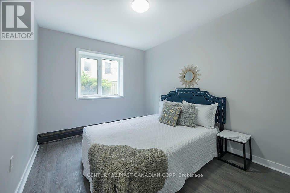 Property Photo:  871 Adelaide Street North 102  ON N5Y 2M2 