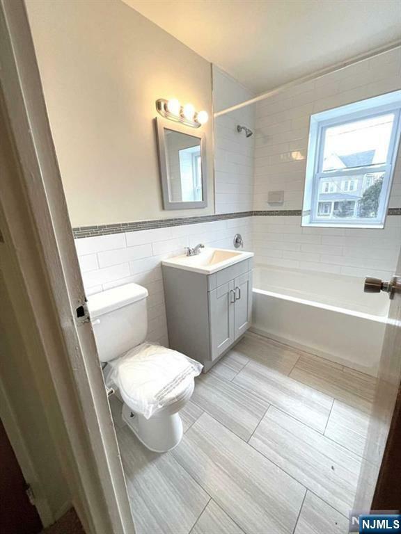 Property Photo:  316 Park Street 2B  NJ 07601 