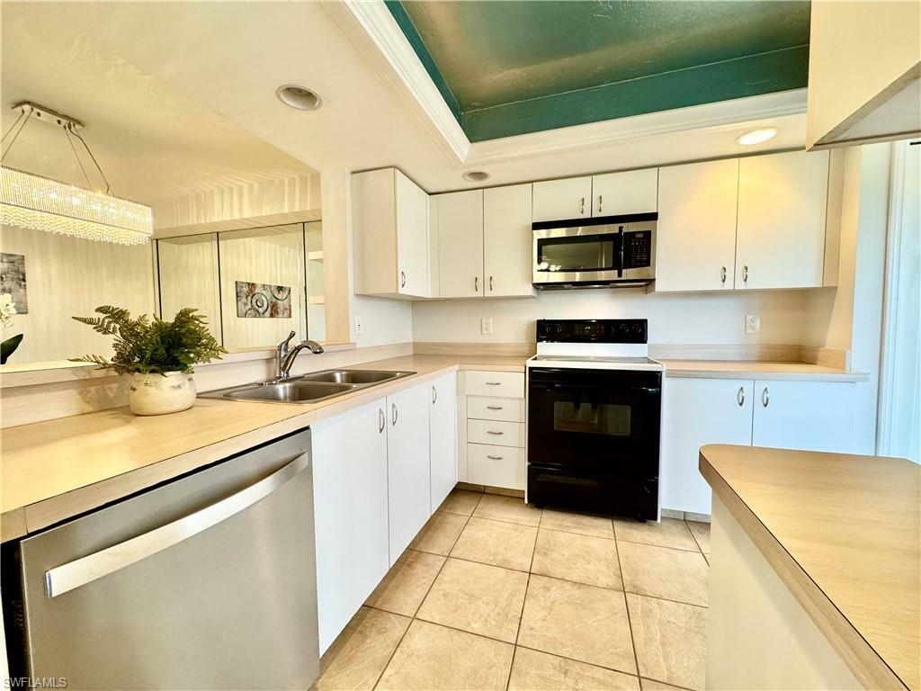 Property Photo: 7340 Glenmoor Ln 3204 FL 34104