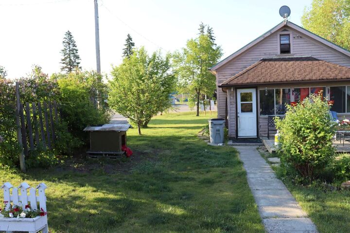 Property Photo: 4702 4 Avenue AB T7E 1C6