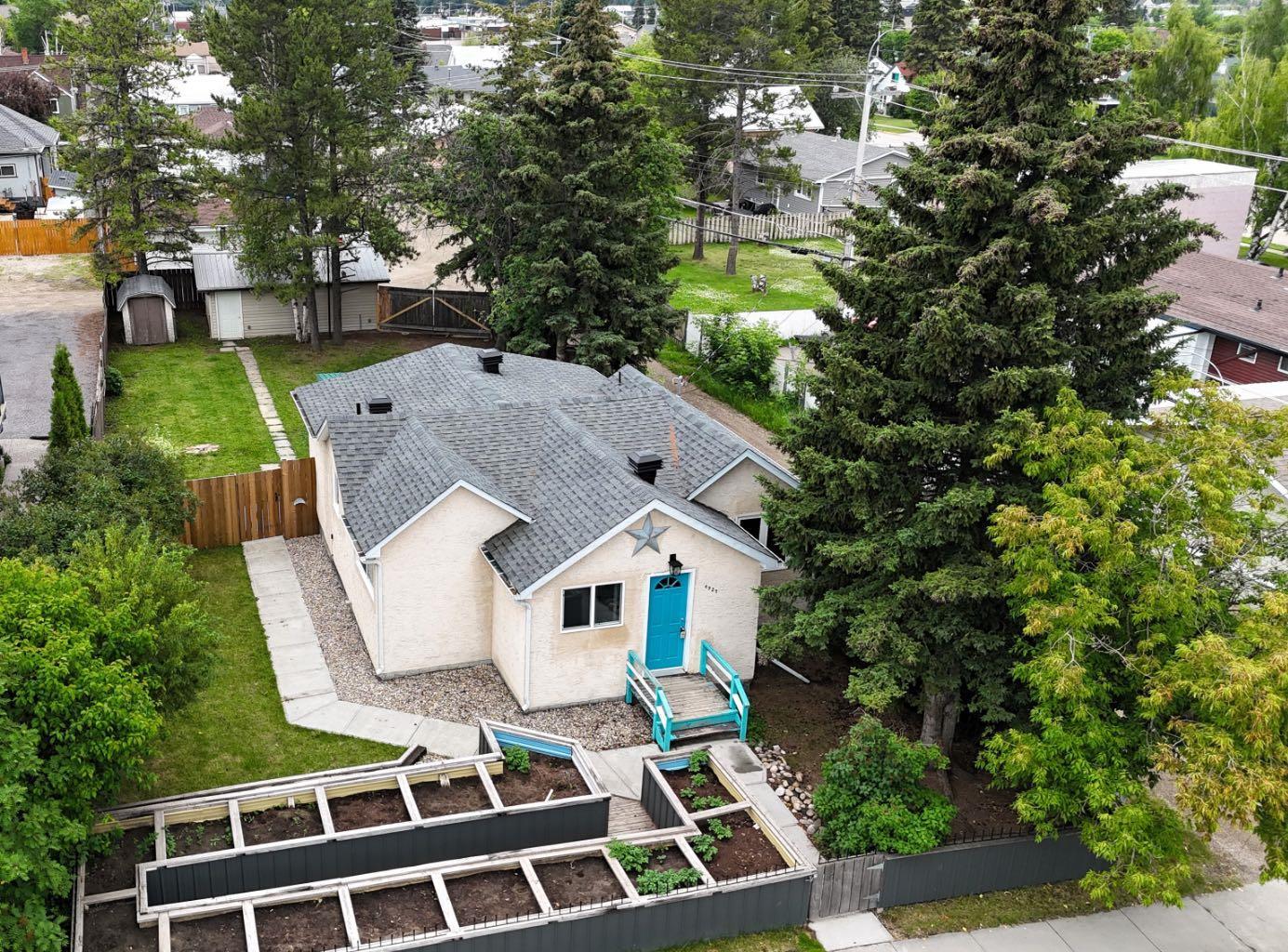 4927 10 Avenue  Edson AB T7E 1E6 photo