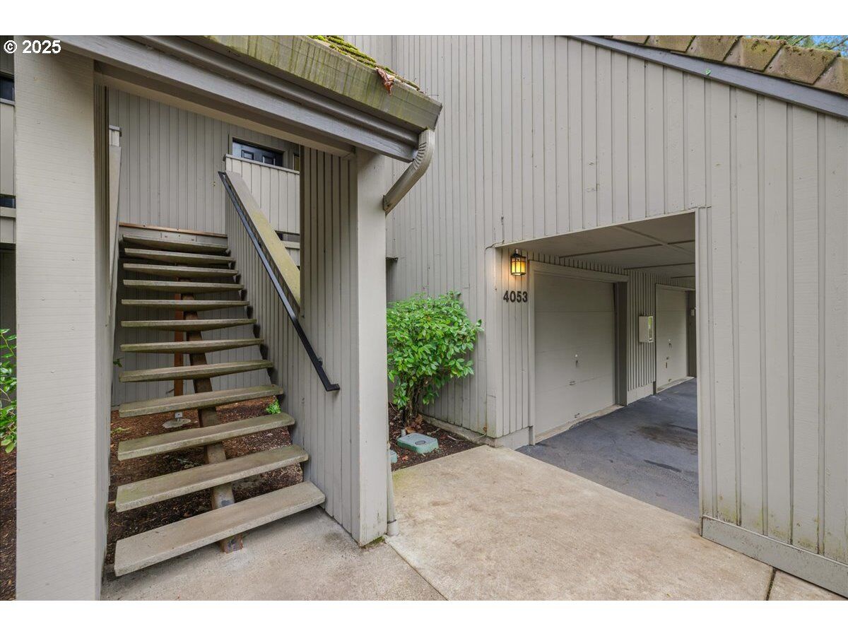 Property Photo: 4053 Jefferson Pkwy OR 97035