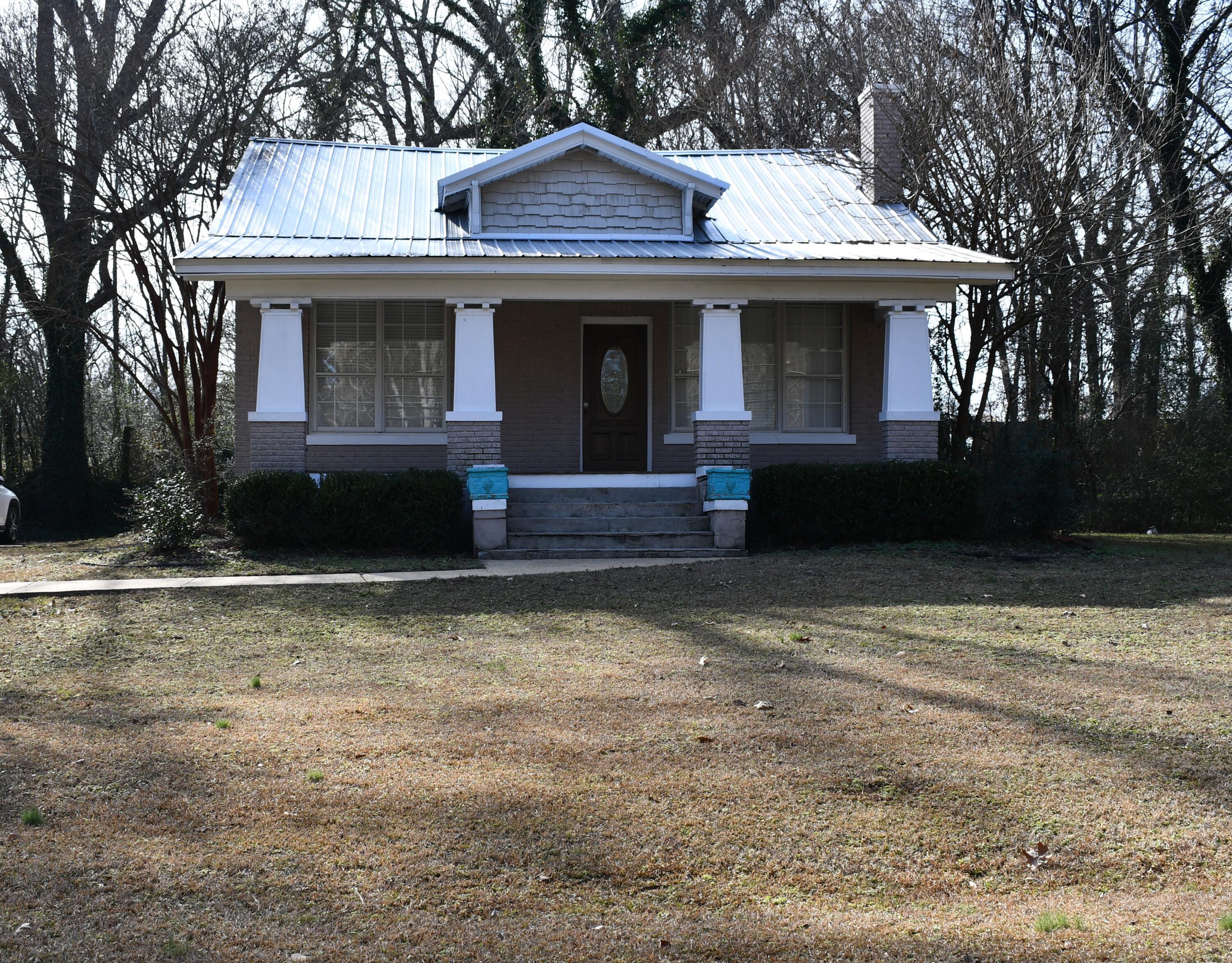 Property Photo: 1006 East Bankhead MS 38652