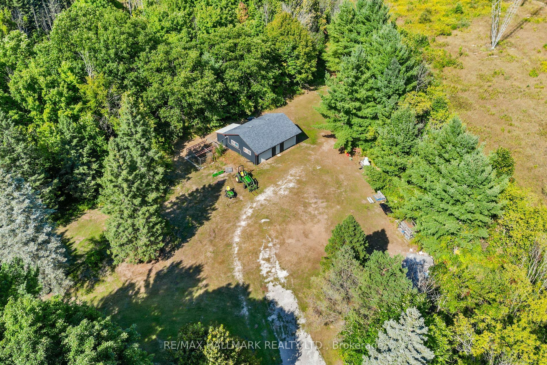 Photo de la propriété:  2422 Snow Valley Rd  ON L9X 1K1 