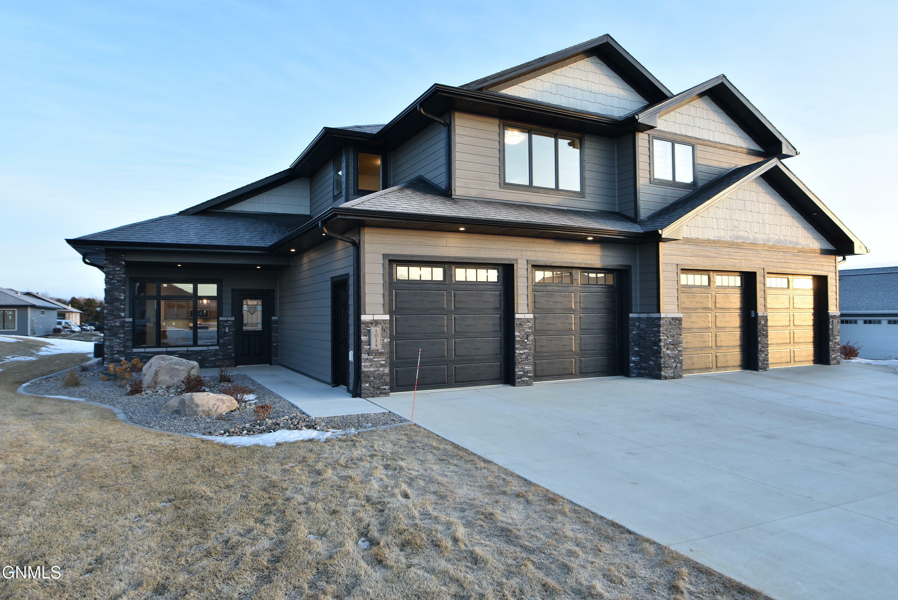 Property Photo:  1014 Collective Lane  ND 58503 