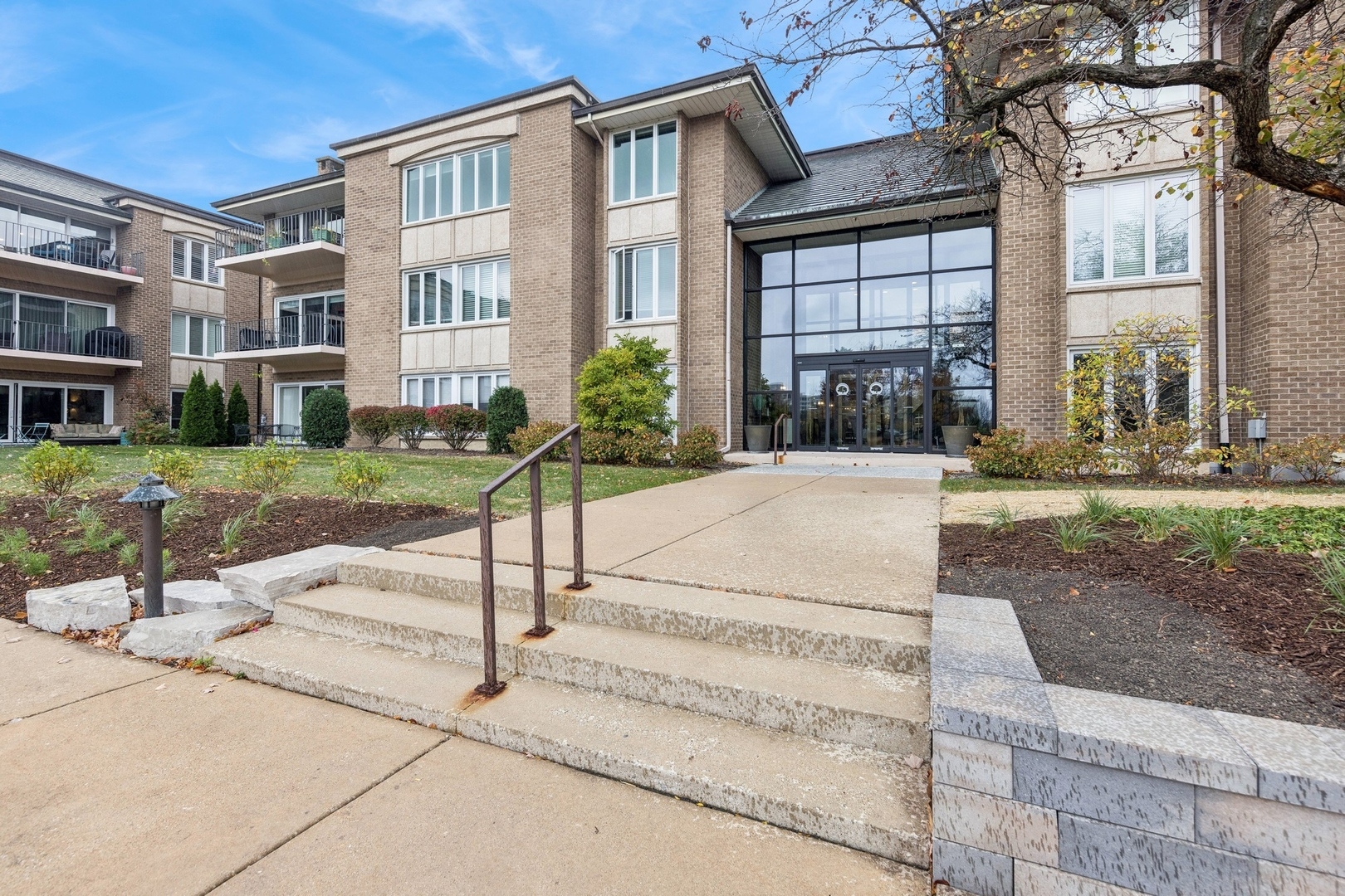 Property Photo:  1 Oak Brook Club Drive B104  IL 60523 