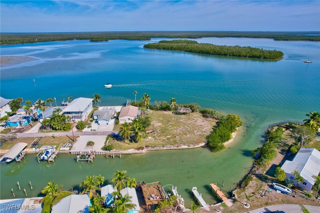 Property Photo:  103 Bayshore Way  FL 34140 