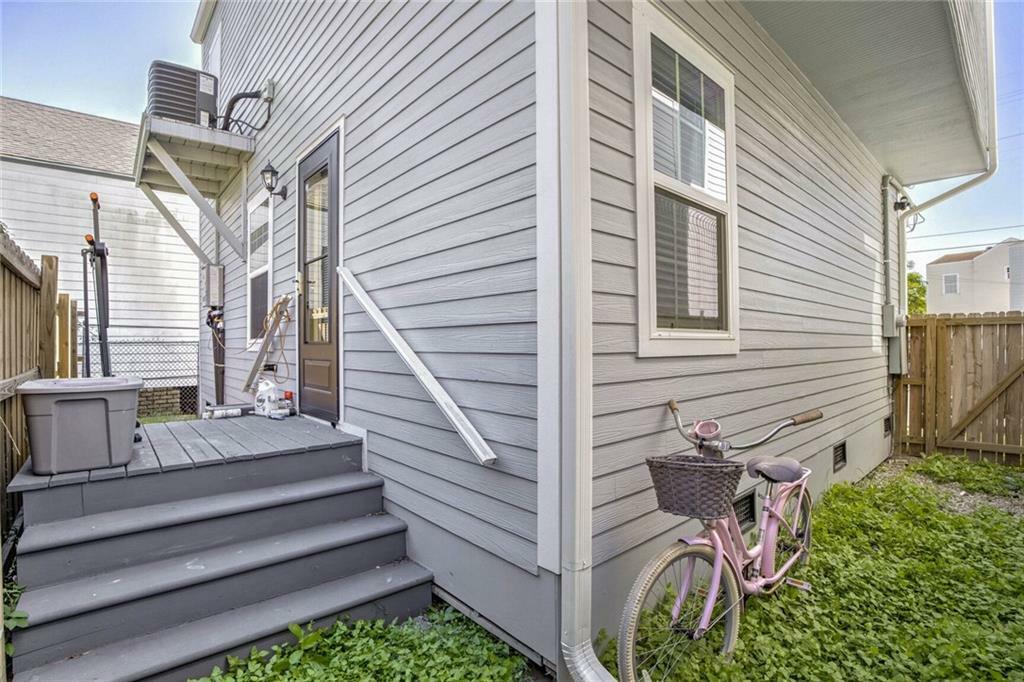 Property Photo:  2127 Euterpe Street  LA 70113 