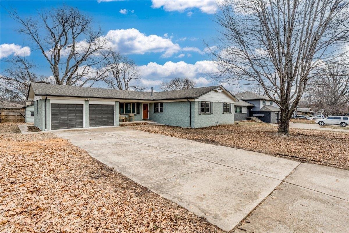 Property Photo:  924 E Wedgewood Dr  KS 67037 