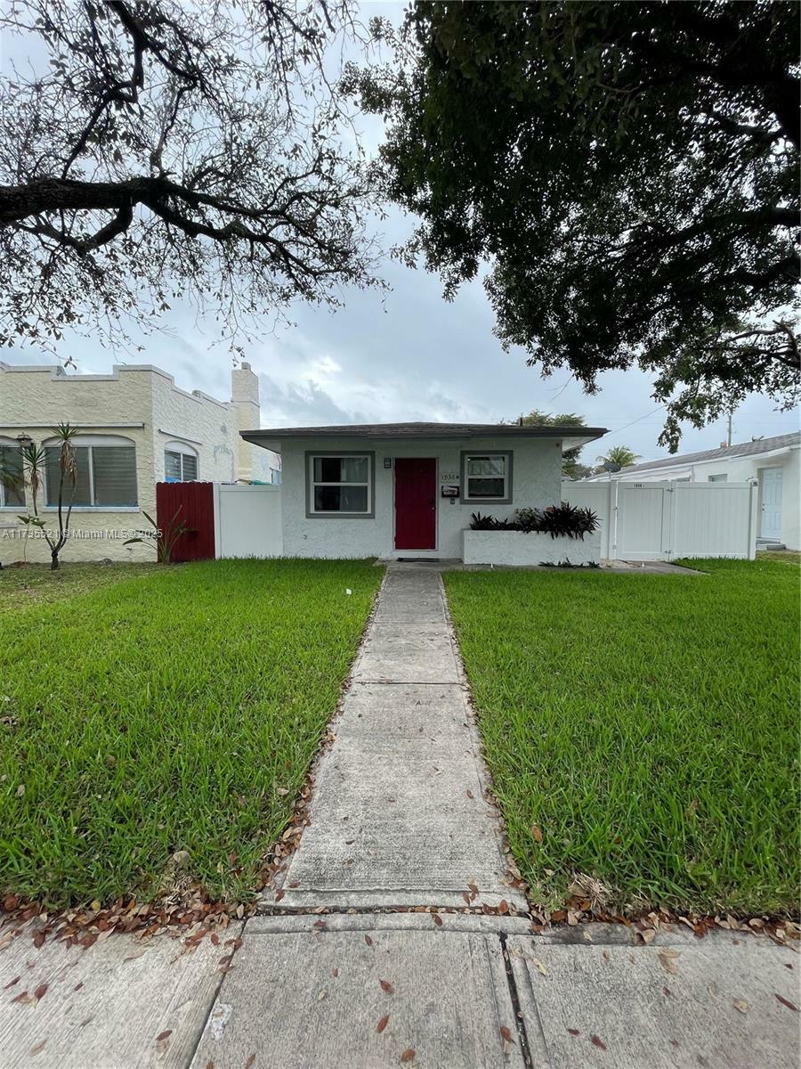 Property Photo:  1936 Washington St  FL 33020 