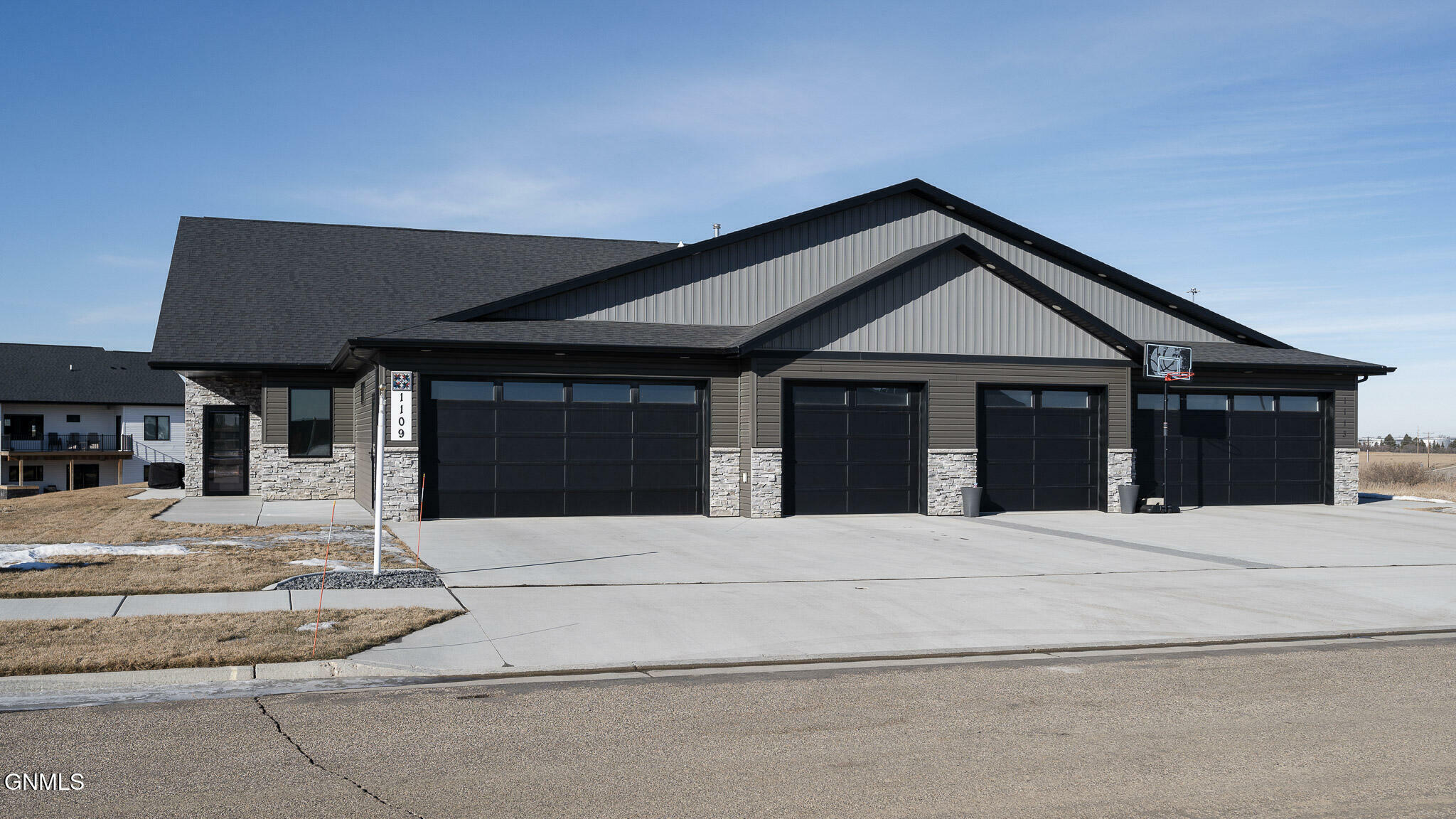 Property Photo:  1109 Chippewa Loop NE  ND 58554 