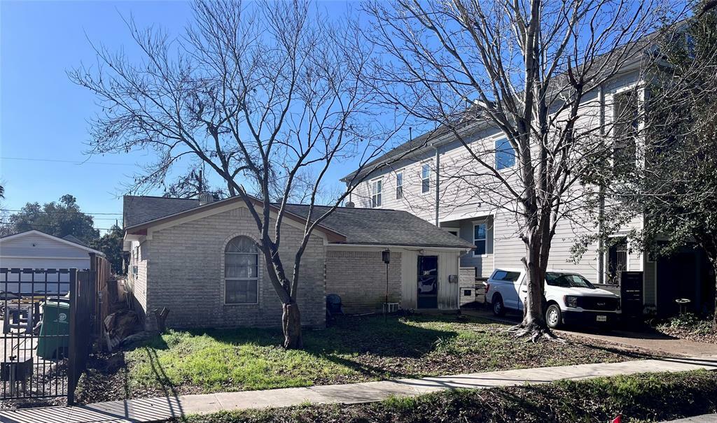 Property Photo:  830 E 26th Street  TX 77009 