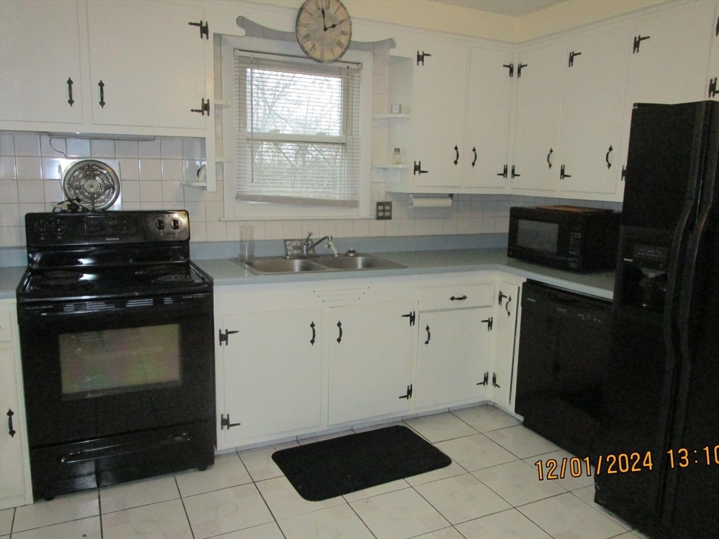 Property Photo:  282 Central St 1  MA 01501 