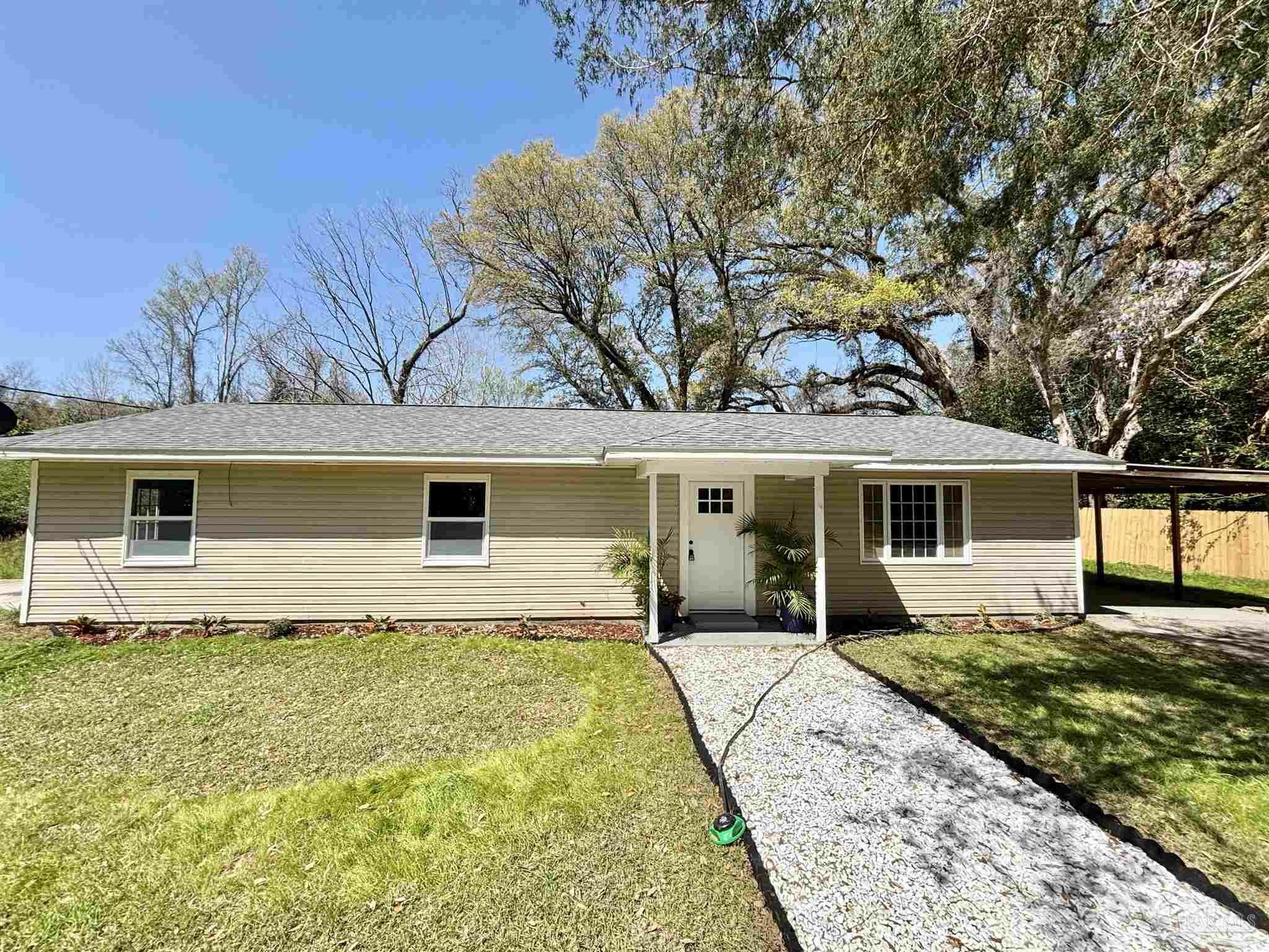 Property Photo: 8401 Sierra Echo Ln FL 32583