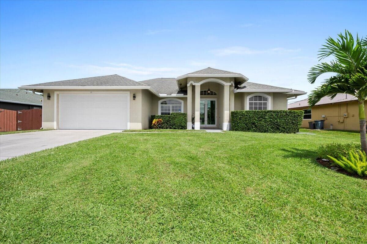 Property Photo: 111 SW Milburn Circle FL 34953