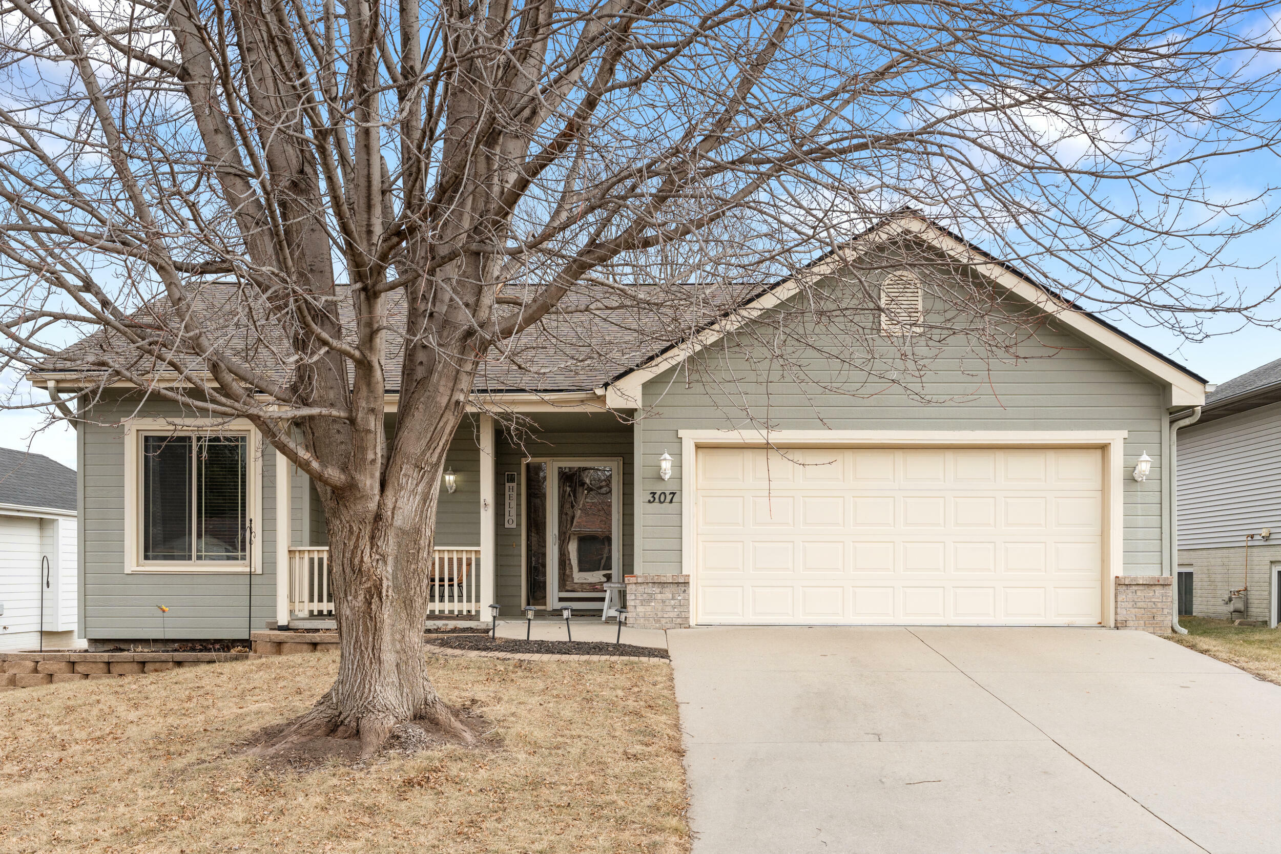 Property Photo:  307 E Ferndale Drive  IA 51503 