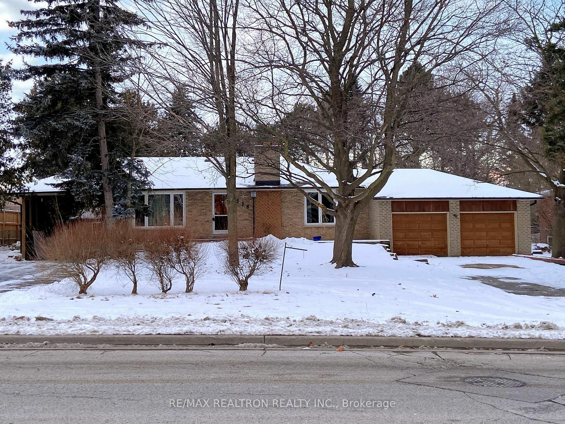 558 Sheppard Ave  Pickering ON L1V 1G3 photo