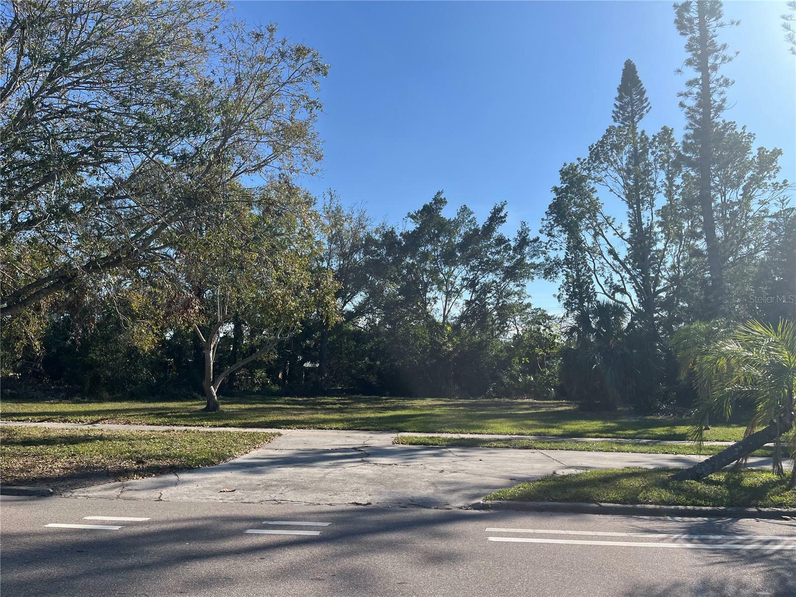 Property Photo:  2470 Ringling Boulevard  FL 34237 