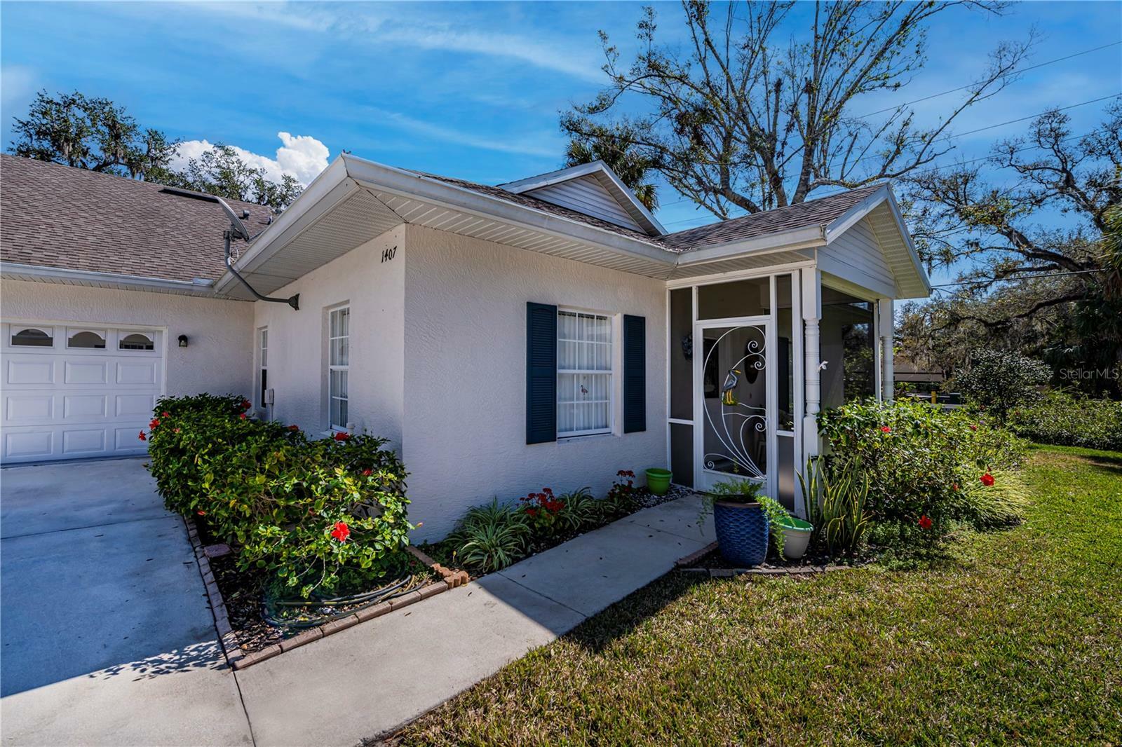 Property Photo:  1407 Red Oak Lane  FL 33948 