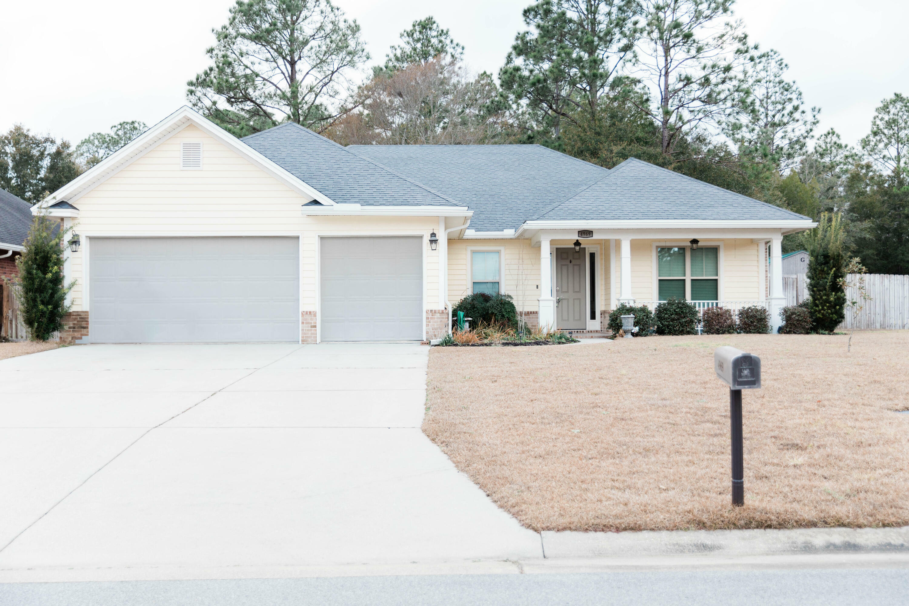 Property Photo:  4969 Red Oak Drive  FL 32583 