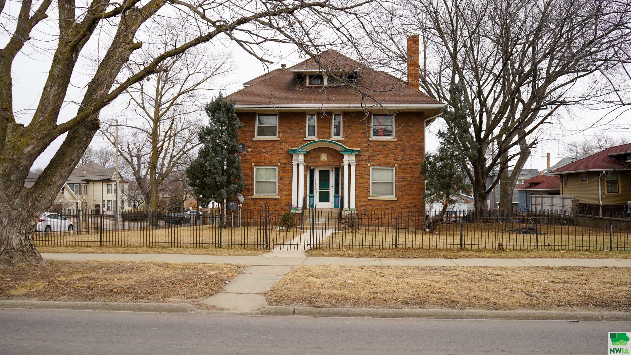 Property Photo:  2324 Nebraska St  IA 51104 