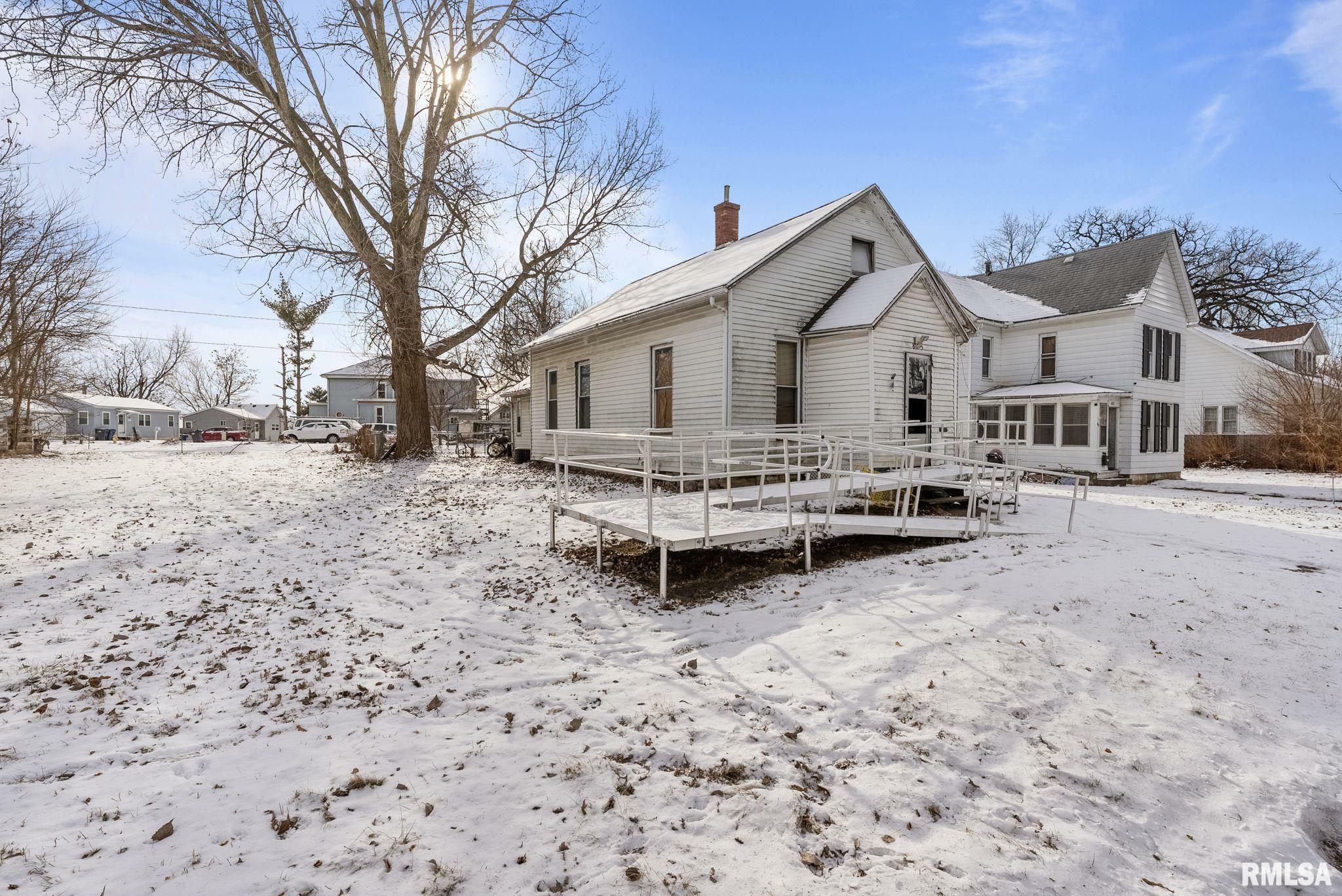 Property Photo:  813 15th Avenue South  IA 52732 