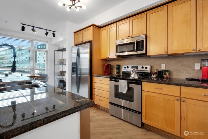 Property Photo:  1501  Tacoma Avenue S 406  WA 98202