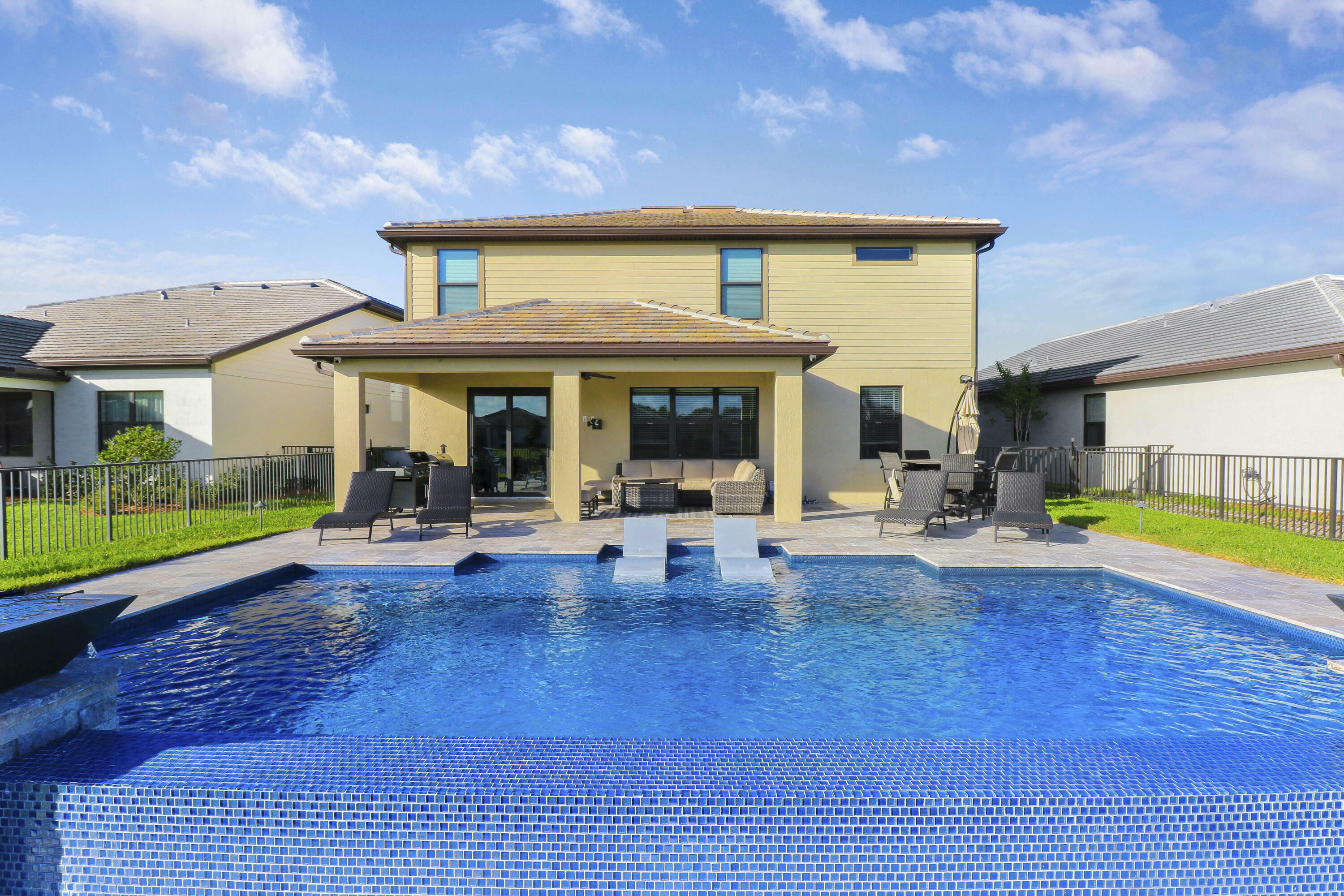 Property Photo: 724 SE Boboli Way FL 34984