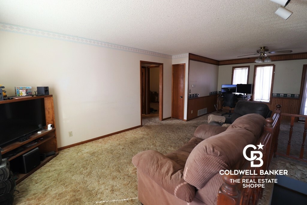 Property Photo:  2017 E Crestway Drive  KS 67846 