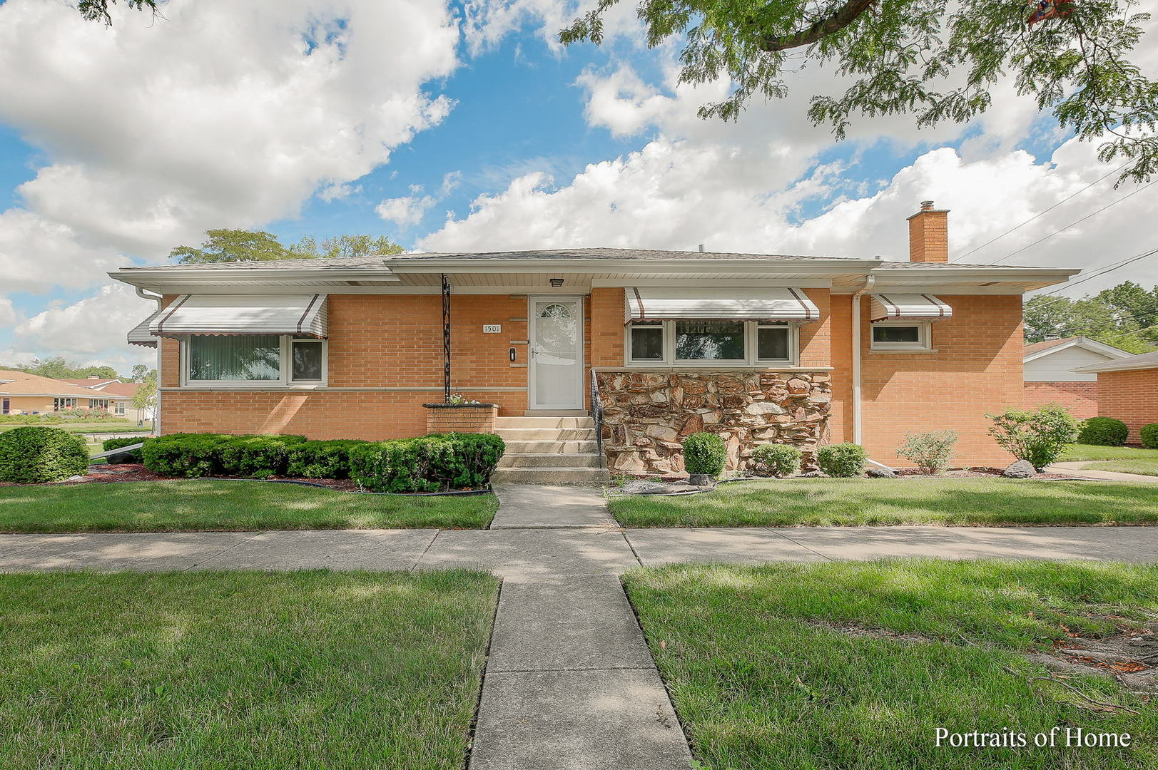 Property Photo:  1501 Raymond Avenue  IL 60526 