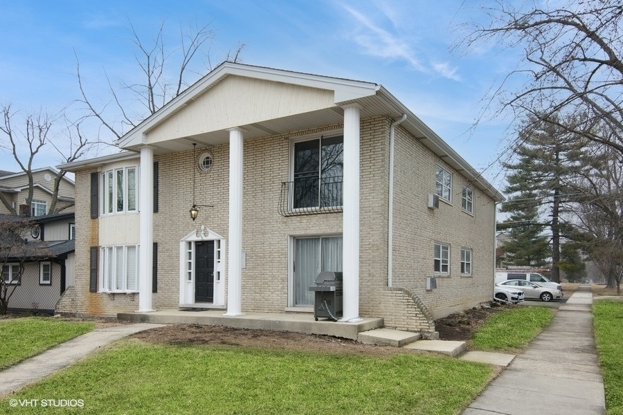 Property Photo:  300 W Burlington Avenue 4  IL 60559 