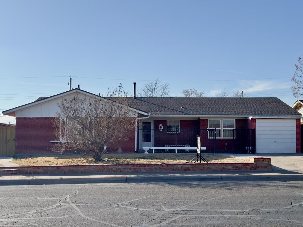 Property Photo: 112 S Eisenhower Dr TX 79703