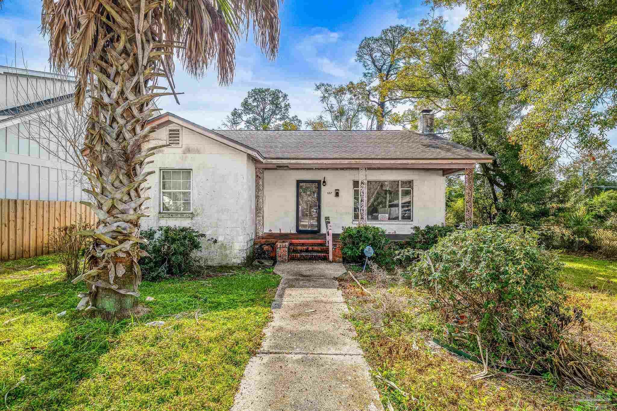 Property Photo:  907 W Intendencia St  FL 32502 