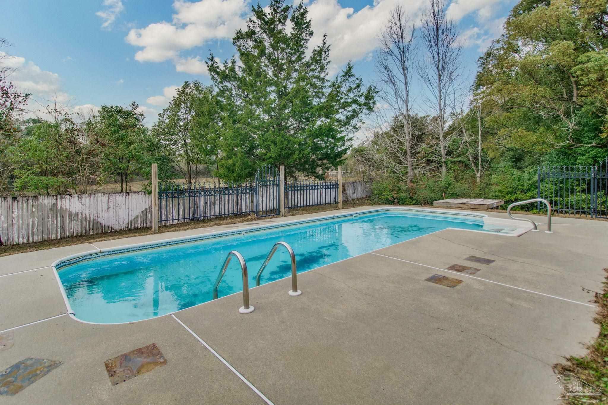 Property Photo: 5965 Creek Side Cir FL 32504