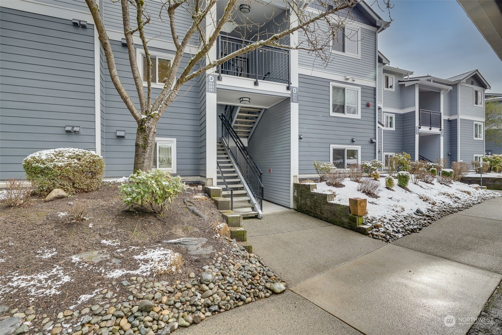 Property Photo:  250 NW Dogwood Street D-201  WA 98027 