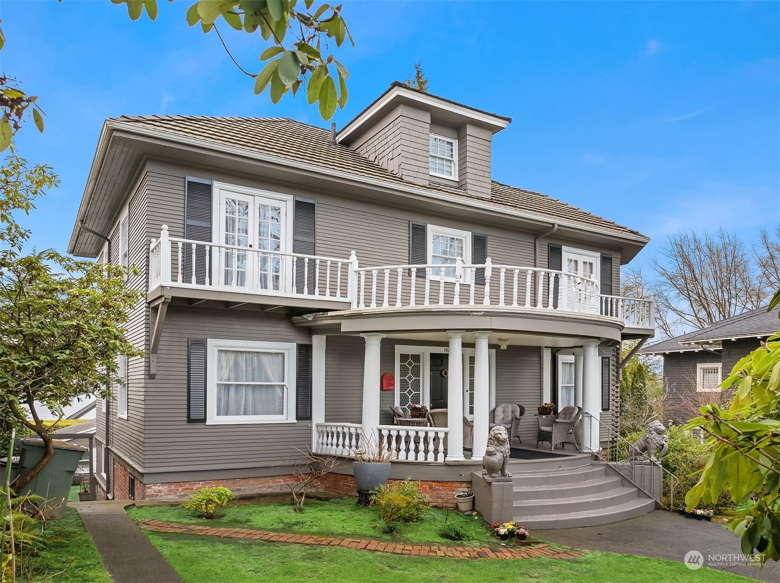 Property Photo: 1021 34th Avenue E WA 98112
