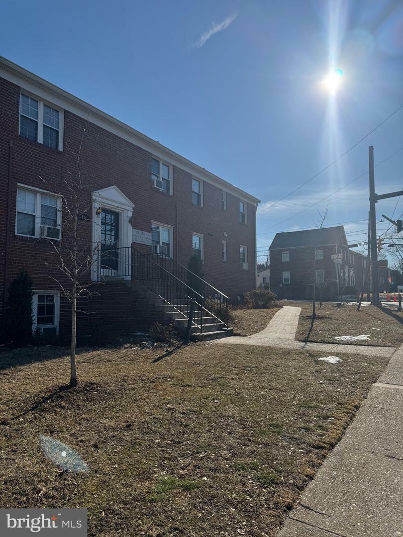Property Photo: 131 S Courthouse Road 6 VA 22204