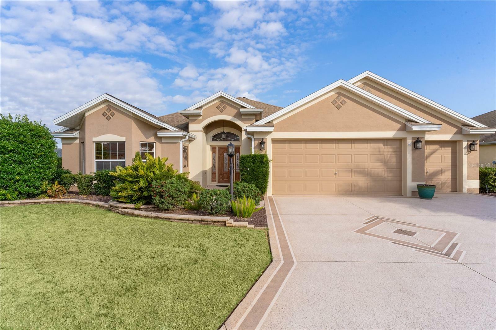 Property Photo: 2017 Royal Elm Road FL 32162